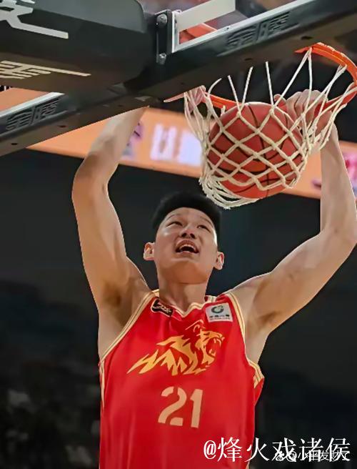 胡金秋正面封盖,强势拒绝莫兰德的篮下突破。 胡金秋正面封盖,强势拒绝莫兰德的篮下突破。